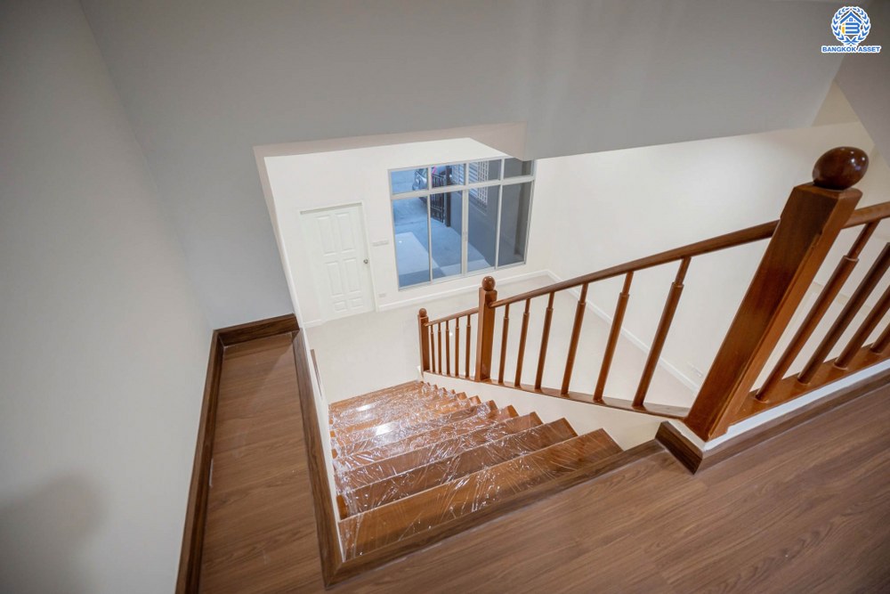 บ้านมือสองตกแต่งใหม่ โครงการ ไชน่าทาวน์ รามอินทรา8 เนื้อที่ 22 ตร.ว. ฟังก์ชัน 3 ห้องนอน 3 ห้องน้ำ 1 ที่จอดรถ บนทำเลศักยภาพ เชื่อมต่อถนนรามอินทรา ถนนลาดปลาเค้า ถนนเกษตรนวมินทร์ ใกล้รถไฟฟ้าสายสีเชียว "สถานีเสนานิคม" และทางด่วน "ฉลองรัช"